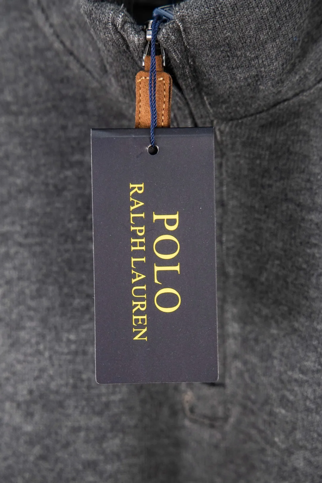 🅿️260 new model number: B143 Ralph Lauren's new half-zip sweatshirt top with colorful logo embroidery on the chest 1️⃣ Developed using original fabric, the fabric properties are similar to wool, soft and light to the touch, and has good wrapping and elasticity! 2️⃣The iconic embroidery design style on the chest is very youthful and energetic, and can be easily worn by both men and women. It is very in line with the fashion aesthetic concepts of today's young people! 3️⃣Simple style, comfortable to wear, same style for men and women, a must-have for couples! 4️⃣Full set of customized accessories, complete with three standards Color: gray, beige Size: S, M, L, XL